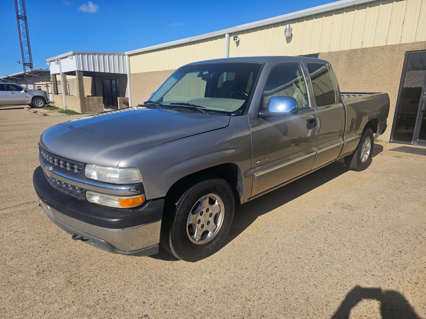 2002 TAN Chevrolet Silverado 1500 Ext. Cab Long Bed 2WD (2GCEC19TX21) with an 5.3L V8 OHV 16V engine, 4-Speed Automatic Overdrive transmission, located at 533 S Seven Points BLVD, Seven Points, TX, 75143, (430) 255-4030, 32.313999, -96.209351 - Photo#0